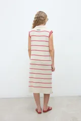 Vestido midi de punto color crema con rayas horizontales rojas, sin mangas, con cuello polo y escote en V.
