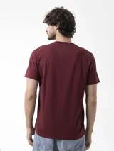 Remera Merrell de manga corta color bordó con cuello redondo, confeccionada en algodón. Presenta un estampado frontal minimalista de líneas que simulan una montaña junto al logo de la marca.