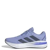 Championes de running Adidas modelo Galaxy 7, color lila con detalles en azul oscuro y suela blanca. Presentan parte superior textil transpirable, mediasuela con tecnología Cloudfoam para mayor amortiguación y cierre mediante cordones.