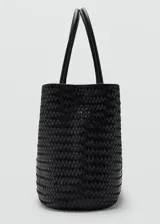 Bolso tipo tote grande de cuero color negro con diseño trenzado y doble asa de hombro.