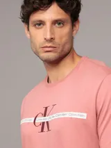 Remera de manga corta Calvin Klein, confeccionada en algodón, con cuello redondo y diseño de logo repetitivo en el pecho.