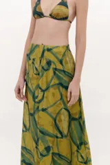 Falda larga fluida con estampado abstracto en tonos mostaza y verde.