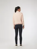 Campera bomber capitoneada color rosa pastel, con diseño acolchado en chevrón, cuello mao, cierre frontal y bolsillos laterales con tiradores metálicos circulares.