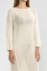Vestido largo color crema de punto abierto en algodón con lúrex y flecos en el ruedo.