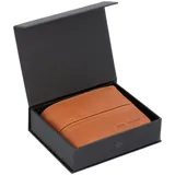 Billetera plegable de cuero natural color tostado, con costuras decorativas horizontales y logo de la marca grabado en la esquina inferior. Cuenta con múltiples compartimentos internos para tarjetas y documentos, además de tecnología de protección RFID.