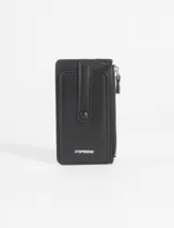 Tarjetero y monedero de cuero sintético color negro, con cierre principal y bolsillo frontal con broche a presión.