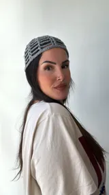 Gorro de crochet con diseño de red, color gris brillante.
