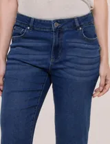 Jean crop de tiro alto, color azul, de pierna recta con terminación bootcut y detalles de tachas en los laterales.