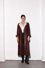 Tapado largo de cuero color chocolate con solapa de corderito color crema.