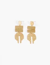 Caravanas colgantes de acero quirúrgico color plateado, compuestas por una pieza superior texturizada, dos rectángulos lisos y una pieza inferior en forma de U con textura martillada.