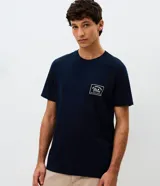 Remera de algodón color azul marino, con cuello redondo, mangas cortas y estampa frontal pequeña con ilustración de montaña y texto No Pressure.