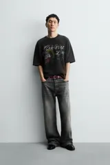 Remera de algodón con corte relajado, cuello redondo y mangas cortas. Presenta un efecto de lavado desgastado y un estampado frontal con motivos de suerte y casino.