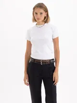 Remera de algodón pima al cuerpo, con cuello redondo y manga corta.