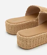 Sandalia flatform de Satinato color beige, con suela plana de plataforma y tira ancha superior con textura trenzada.