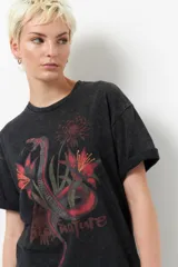 Remerón negro de tela lavada con estampa de serpiente, flores y la palabra 'nature'.