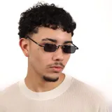 Lentes de sol con marco metálico dorado y forma rectangular pequeña. Cuentan con cristales oscuros y protección UV400.