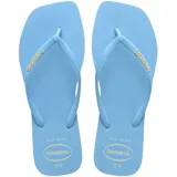 Ojotas Havaianas modelo Slim Square con puntera cuadrada, color azul claro, con tiras finas y logo de la marca en relieve.