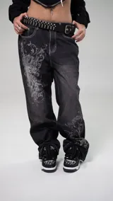 Championes estilo skate de diseño robusto y ancho, con paneles estampados con monograma y detalles en negro. Presentan cordones gruesos tipo chunky y suela de goma blanca y negra.