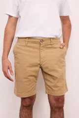 Bermuda de vestir de corte regular en color tostado, confeccionada en gabardina de algodón. Cuenta con bolsillos laterales y traseros, y cierre frontal con botón y cremallera.