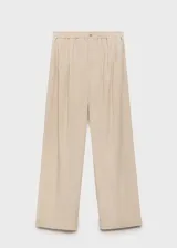 Pantalon de corte wideleg color beige, con cintura elástica, cierre frontal de cremallera y botón, y detalle de pliegues frontales.
