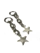 Par de aros plateados con cierre de aro, cadena de eslabones y dije de estrella.