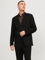 Blazer negro de poliéster reciclado con acabado elástico y corte slim.