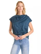 Blusa de satén labrado color verde oscuro, con cuello volcado y manga corta de hombro caído.