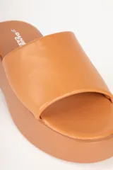 Sandalias blancas de tira ancha lisa y acolchonada, con plataforma de 5cm.