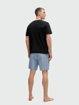 Conjunto de pijama para hombre marca BOSS, compuesto por una remera negra de manga corta con una franja azul en el pecho y un short a cuadros celestes y blancos.