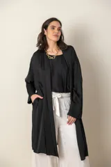 Túnica italiana de satén de seda color marrón liso, de corte suelto con bolsillos laterales.