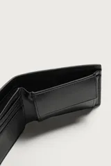 Billetera lisa de diseño clásico con compartimento para billetes, ranuras para tarjetas y monedero con cierre de botón a presión.