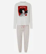 Pijama largo femenino de dos piezas confeccionado en algodón, compuesto por una remera blanca de manga larga con cuello redondo y estampa frontal de Mafalda, y un pantalón con cintura elástica, cordón ajustable y diseño a rayas con estampado.