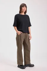 T-shirt negra de manga corta, cuello redondo y corte holgado.