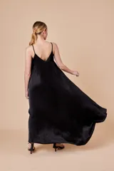 Vestido largo color gris plateado, de viscosa, con breteles finos y corte acampanado.