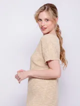 Vestido corto color verde claro, de tela con textura acanalada y cuello redondo. Es de manga corta y corte recto.