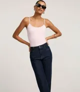 Musculosa básica de poliamida color rosa claro, con breteles finos y escote redondo.