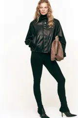 Leggings negros de punto pesado con elástico oculto en la cintura, costuras laterales avanzadas y cierre discreto en el bajo.