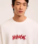 Remera overboxy de manga corta con cuello redondo y estampado de esqueleto en la espalda.