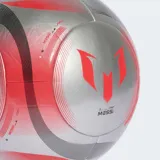 Pelota de fútbol Adidas Club con diseño inspirado en Lionel Messi. Presenta paneles plateados, detalles en rojo vibrante y gráficos en negro, con el logo de Messi en el centro.