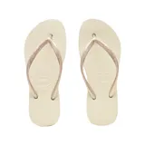 Sandalias Havaianas Slim Flatform color beige con tiras finas color rosa metalizado.