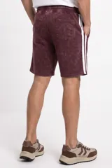 Short deportivo bordó con efecto acid wash, bandas laterales blancas y bordado de texto en la pierna.