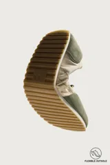 Zapatilla deportiva barefoot fabricada en combinación de piel y tejido, en tonos verde oliva y beige, con cordones elásticos amarillos y suela de goma flexible.