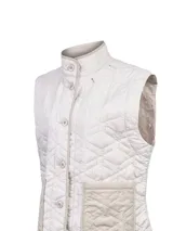 Campera reversible acolchada de color beige, con capucha desmontable, mangas largas y bolsillos frontales aplicados. Cuenta con cierre de botones y diseño matelasse.