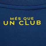 Camiseta de fútbol azul con rayas verticales rojas, escudo del FC Barcelona en el pecho y la palabra "Barça" en el lado izquierdo.