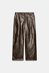 Pantalón de tiro medio, pierna recta, confeccionado en tejido efecto piel marrón oscuro con acabado arrugado. Presenta cinco bolsillos y cierre frontal con cremallera y botón.