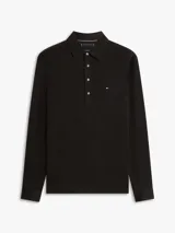 Chomba de manga larga de Tommy Hilfiger en color negro, confeccionada en mezcla de algodón y modal con tejido interlock ligero. Cuenta con cuello clásico, cartera de cuatro botones y el logo bordado en el pecho.