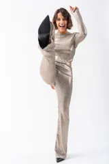 Pantalón palazzo dorado de tejido brillante con cintura elástica.