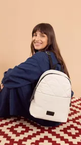 Mochila negra de tela capitoneada con bolsillo frontal amplio y asas ajustables. Incluye compartimento especial para iPad.