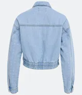 Campera cropped de jean celeste con escote solapa, manga larga, bolsillos delanteros y elástico en el bajo.