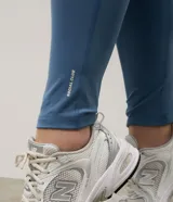 Legging deportiva de microfibra color azul, con cintura alta de diseño cruzado en forma de V y ajuste ceñido al cuerpo.